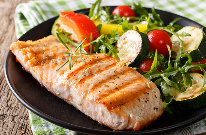 Lachsfiliet mit mediterranen Gemüse